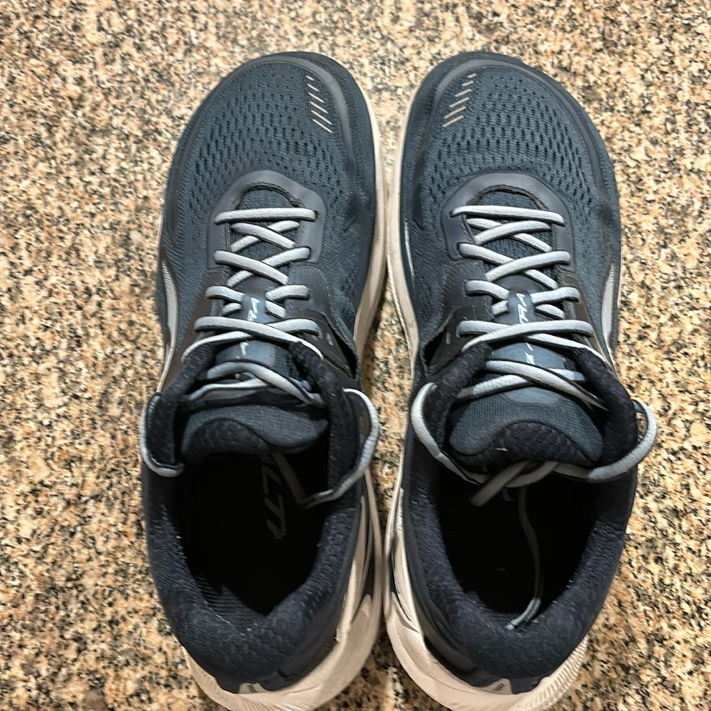 Men’s size 10 Altra Paradigm shoes